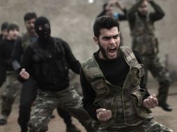 Rebeldes sirios entrenan para combatir al EI. Un programa estadounidense se propone capacitar a 5,400 hombres al año. AP / M. Muheisen