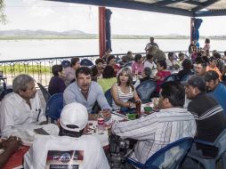 Sentados a las mesas, los asistentes disfrutaron platillos como caldo de pescado, pescado frito y ceviche. EL INFORMADOR / R. Tamayo