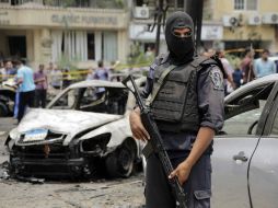 Un policía monta guardía luego del bombazo en el que el fiscal general egipcio, Hisham Barakat murió. AP / A. Nabil