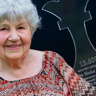 Mujer de 87 años bate récord de partidas simultáneas de ajedrez