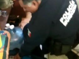 Los dos elementos aplicaron su aprendizaje de primeros auxilios para asistir a la mujer. ESPECIAL / Policía de El Salto