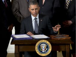 El presidente de EU comentó que quería empezar la semana con una firma de ley verdaderamente bipartidista. AP / C. Kaster