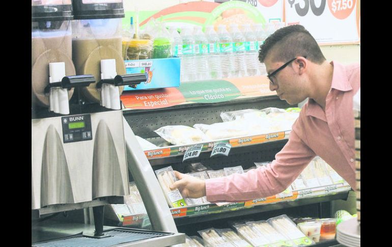 A pesar de que no se trata de un impuesto nuevo, los minisúper no cobraban el IVA a los alimentos preparados. EL INFORMADOR / A. Camacho