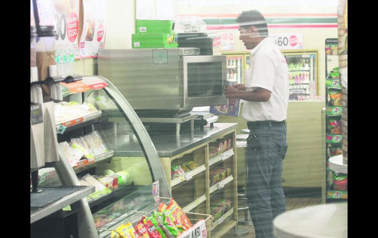 Productos como sándwiches, tacos, pizzas y hot dogs, que se venden en minisúper o tiendas de autoservicio,se les añadirá un 16% de IVA EL INFORMADOR /