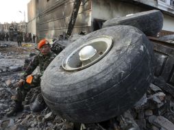 Un miembro del servicio de rescate descansa durante la búsqueda de los cuerpos tras el accidente aéreo ocurrido en Medan. EFE / D. Sahputra
