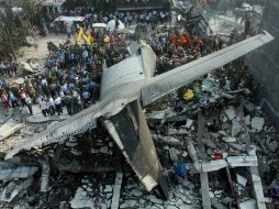 El avión militar se estrella dos minutos después de despegar a cinco kilómetros de la zona residencial de Medan. AP / Y. Lesmana
