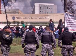 Elementos antimotines se encuentran en la Ciudad Judicial tras la manifestación de los maestros. EL INFORMADOR / A. Hinojosa