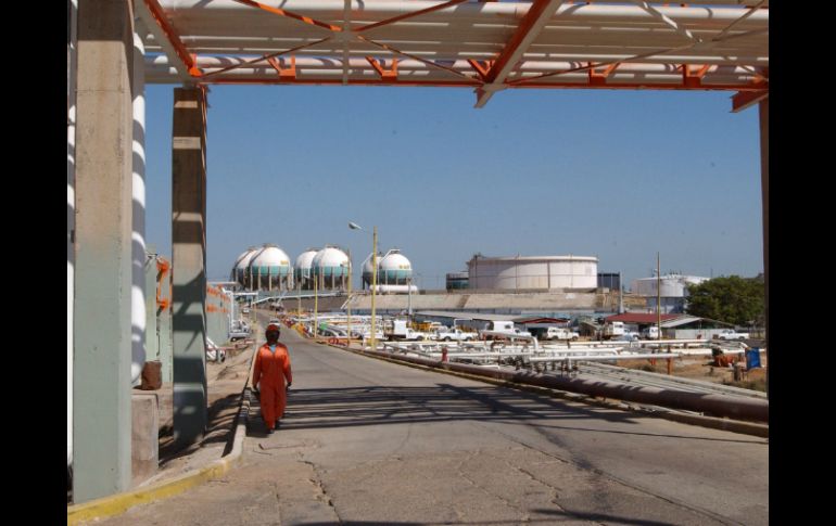 La refinería se encuentra dentro de la mancha urbana de la ciudad de Minatitlán. NTX / ARCHIVO