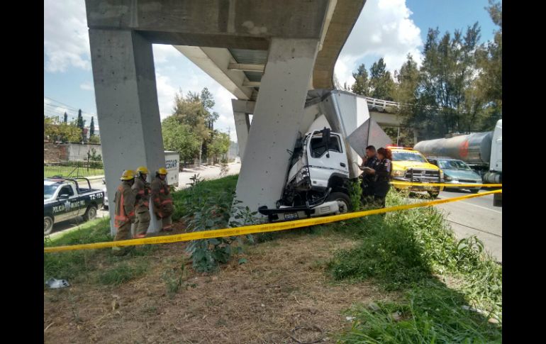 El hecho vial ocurrió poco antes de las 14:00 horas a la altura del aeropuerto en dirección hacia Guadalajara. ESPECIAL /