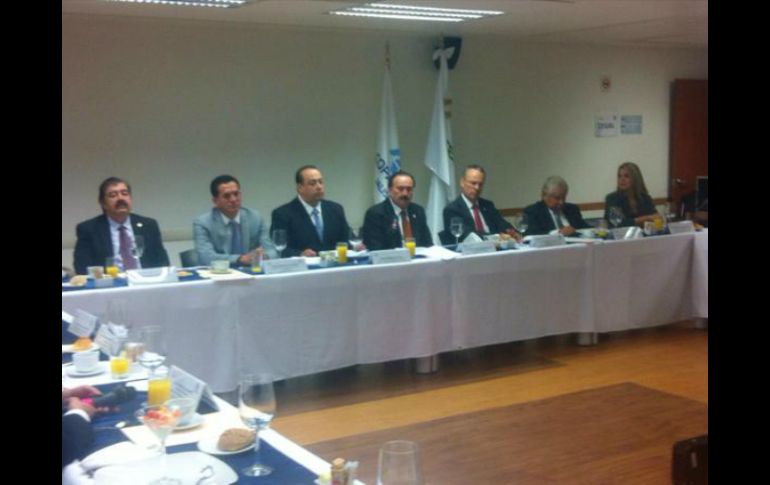 Este lunes, Bañuelos Guardado entregó al Cesjal por escrito el primer informe del último trimestre de 2015. TWITTER / @ContraloriaJal