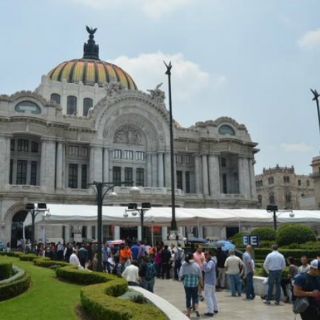 Largas filas para visitar exposiciones de Leonardo y Miguel Ángel