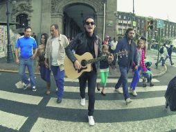 Pit Moreno camina con su guitarra en mano, listo para encantar al público.  /