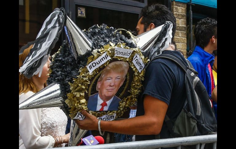 Ayer, algunos mexicanos se dieron cita a las afueras de un restaurante propiedad de Trump en Chicago, para manifestar su repudio. EFE / T. Maury