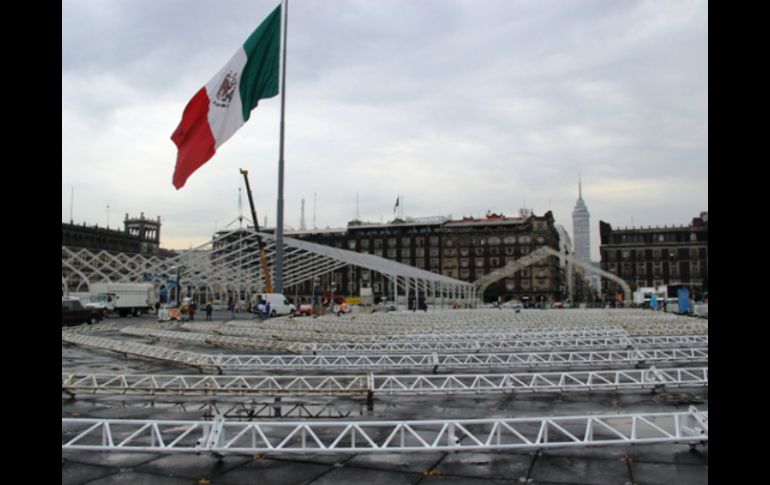 Los trabajos de instalación del evento ya se encuentran en el Zócalo. ESPECIAL / Telcel