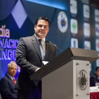 Aristóteles Sandoval galardona ingenieros en su día