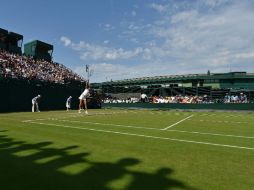 Los tenistas hicieron su trabajo bajo el intenso calor. AFP / G. Kirk