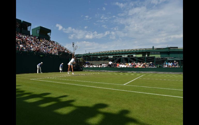 Los tenistas hicieron su trabajo bajo el intenso calor. AFP / G. Kirk