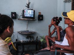 Una familia cubana mira el anucio del presidente Obama en televisión sobre la próxima reapertura de su embajada en la isla. AFP / Y. Lage