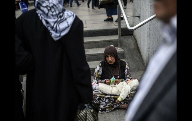 Un tercio de las mujeres, hombres y niños que alcanzaron las costas de Grecia o Italia este año proceden de Siria, precisó Acnur. AFP / ARCHIVO