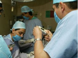 El médico debió salir del quirófano para consultar a los padres antes de tomar la decisión de extirpar el ojo, dice el jefe de unidad. EL INFORMADOR / ARCHIVO