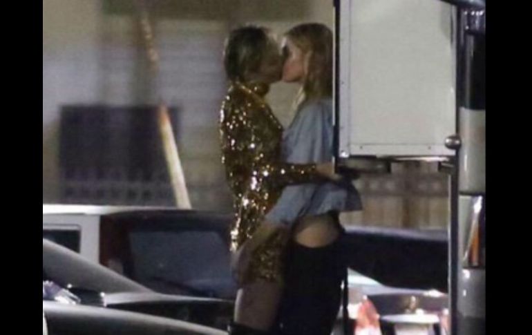 En una de las fotografías que se ve que Maxwell toca el trasero de Cyrus. TWITTER / @MileyCyrus_es