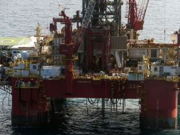 Los petroprecios caen tras el anuncio de que la producción de crudo en EU aumentó a nueve mil 701 millones de barriles al día. AFP / ARCHIVO