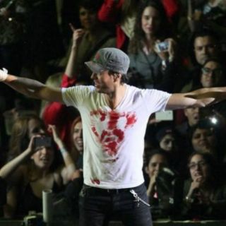 Dibujo improvisado de Enrique Iglesias beneficiará a niños