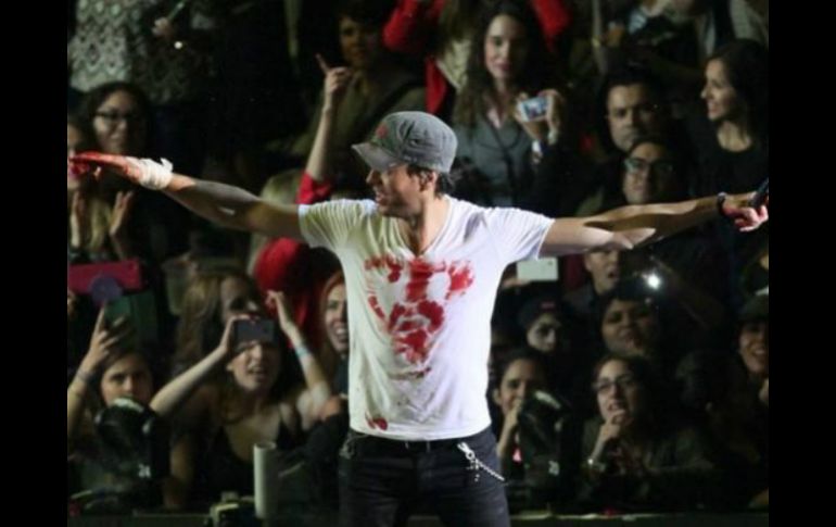 Enrique se dibuja un corazón en la camiseta blanca que usaba durante el concierto donde tuvo el accidente. TWITTER / @enrique305