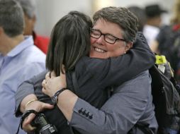 La reverenda Cynthia Black (der.) abraza y celebra con la reverenda Bonnie Perry tras conocer el fallo de los obispos episcopales. AP / R. Bowmer