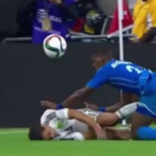 'Chicharito' sale lesionado del hombro