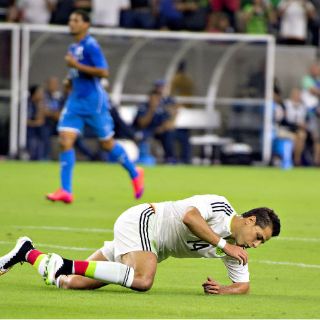 Esperará Miguel Herrera hasta conocer diagnóstico de 'Chicharito'