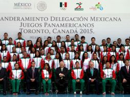Atletas y autoridades se tomaron la foto oficial durante la ceremonia de abanderamiento de la delegación mexicana. MEXSPORT / B. Maldonado