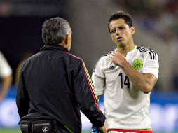 Al momento de sufrir la caída en que se lastimó el hombro, Javier Hernández inmediatamente solicitó atención médica. MEXSPORT / O. Martínez