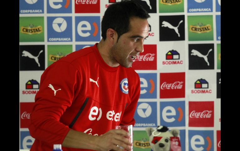 El guardameta quiere darle una alegría a la afición chilena. AFP / C. Reyes