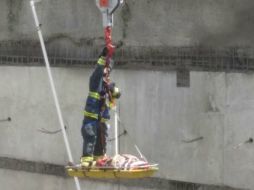 Se trabajó con la ayuda de una grúa para extraer de la obra al trabajador. ESPECIAL /