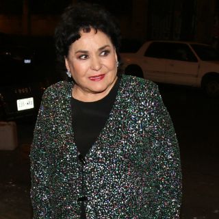 Carmen Salinas besa cabello de Jacobo Zabludovsky