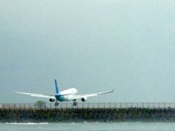 Para las maniobras se cerró la pista 05R del AICM por un lapso de 30 minutos. AFP / ARCHIVO