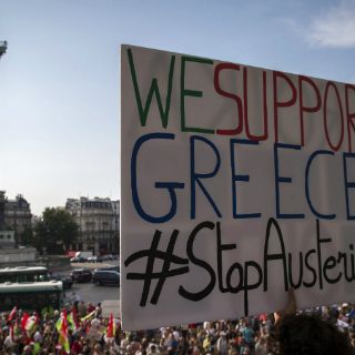 Miles de franceses expresan su apoyo al pueblo griego