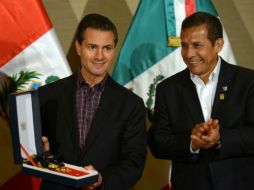 El Mandatario recibe las medallas por parte del gobierno peruano previo a la comida del trabajo. TWITTER / @PresidenciaMX