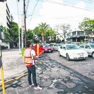 Frente de obra causa confusión en López Cotilla