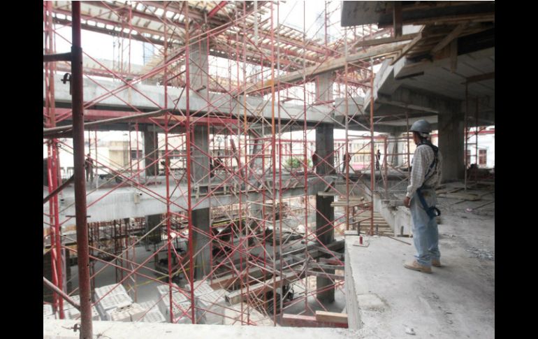 Autoridades municipal, entre ellas el alcalde, recorren este día los avances del Mercado Corona. EL INFORMADOR / A. Hinojosa