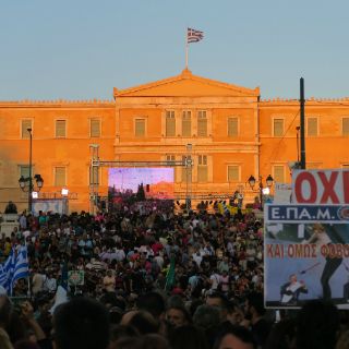 Miles de griegos en protesta contra plan europeo de rescate