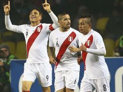 Paolo Guerrero sella la victoria al minuto 87 del partido en el estadio Alcaldesa Ester Roa Rebolledo. EFE / O. Villarreal