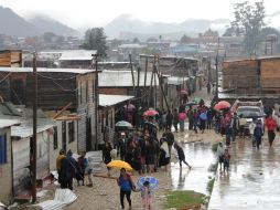 Los damnificados reciben apoyo de las autoridades estatales y municipales. SUN / J. Camas