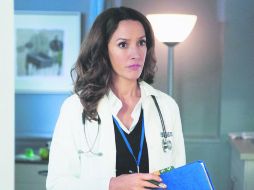 Beals encarna a una doctora que busca encontrar respuesta a uno de los grandes enigmas de la humanidad: ¿Hay vida después de la muerte? ESPECIAL / TNT