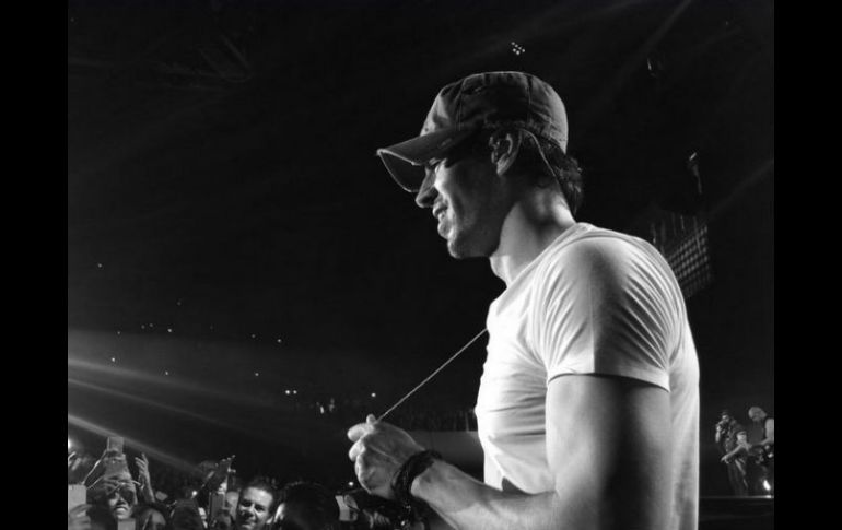 Enrique Iglesias se muestra eufórico, corre por todo el escenario y por el pasillo que lo divide del público,además de bajar con fans. TWITTER / @AuditorioMx