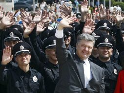 Petró Poroshenko recalca la preparación de su ejército para enfrentar a la ofensiva rusa. EFE / R. Pilipey
