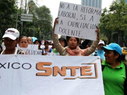 La SNTE también se movilizó en el DF con un marcha que partió desde el Ángel de la Independencia. SUN / C. Mejía