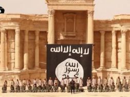 Las víctimas aparecen de rodillas y en fila en el escenario del teatro romano. YOUTUBE / afpes