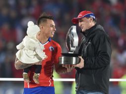 El delantero chileno Eduardo Vargas recibe el premio de máximo goleador tras disputar la final de la Copa América Chile 2015. AFP / R. Arangua